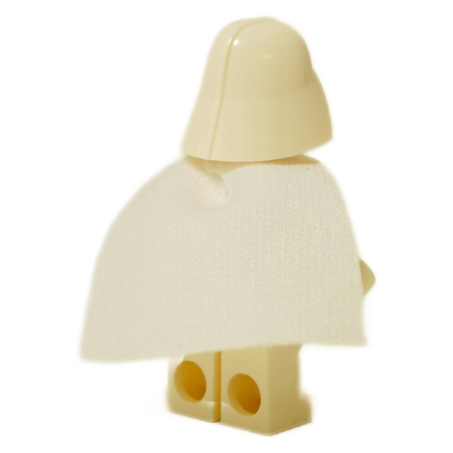 Vista trasera de la minifigura LEGO Jedi Vader mostrando la capa blanca completa