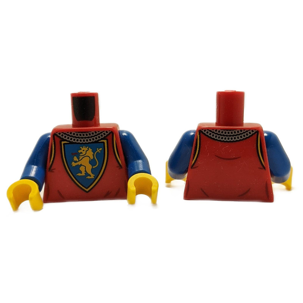 Sobretodo de Castillo, Collar de Cota de Malla Plateada, Emblema de Escudo de León Amarillo sobre Fondo Azul