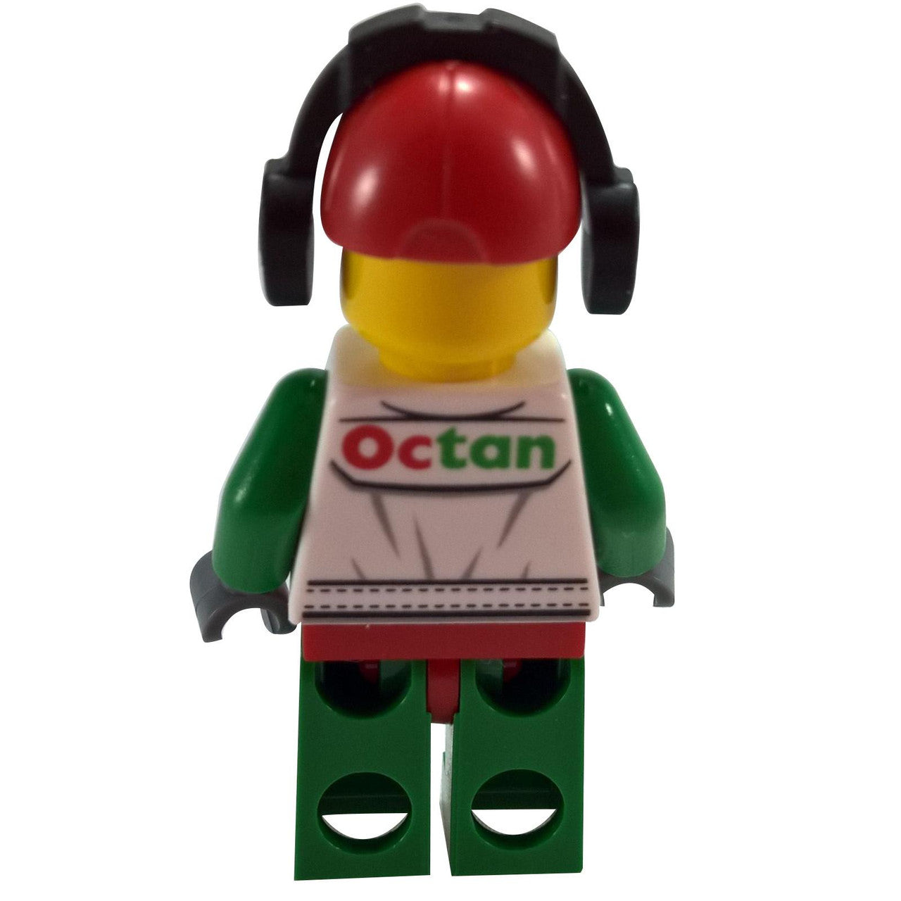 Mekanik Kereta Lumba, Sut Lumba Putih dengan Logo Octan, Topi Merah dengan Lubang, Fon Kepala, Senyum Sinis dan Janggut Jarang