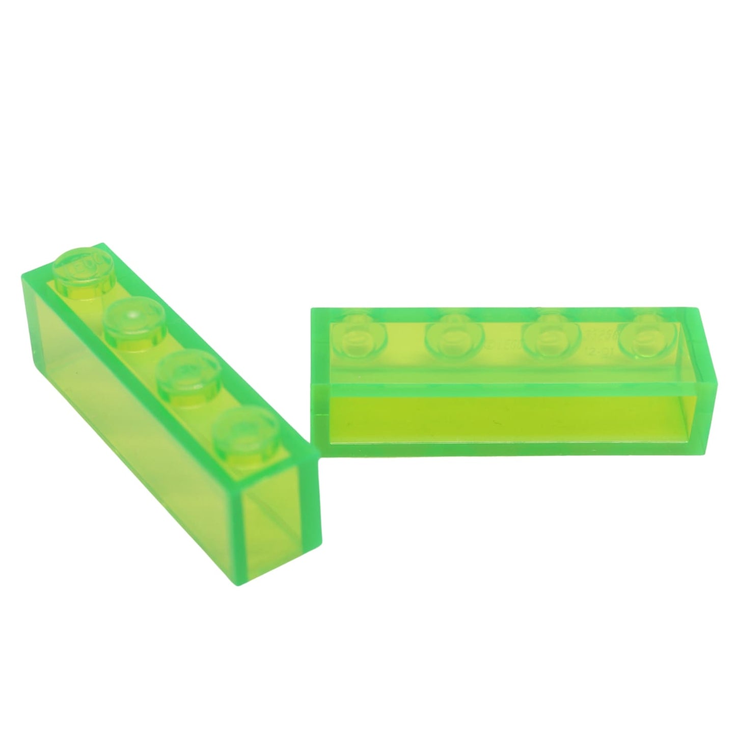 Dvě LEGO kostky 1x4, průhledná neonově zelená, pohled shora i zespodu.