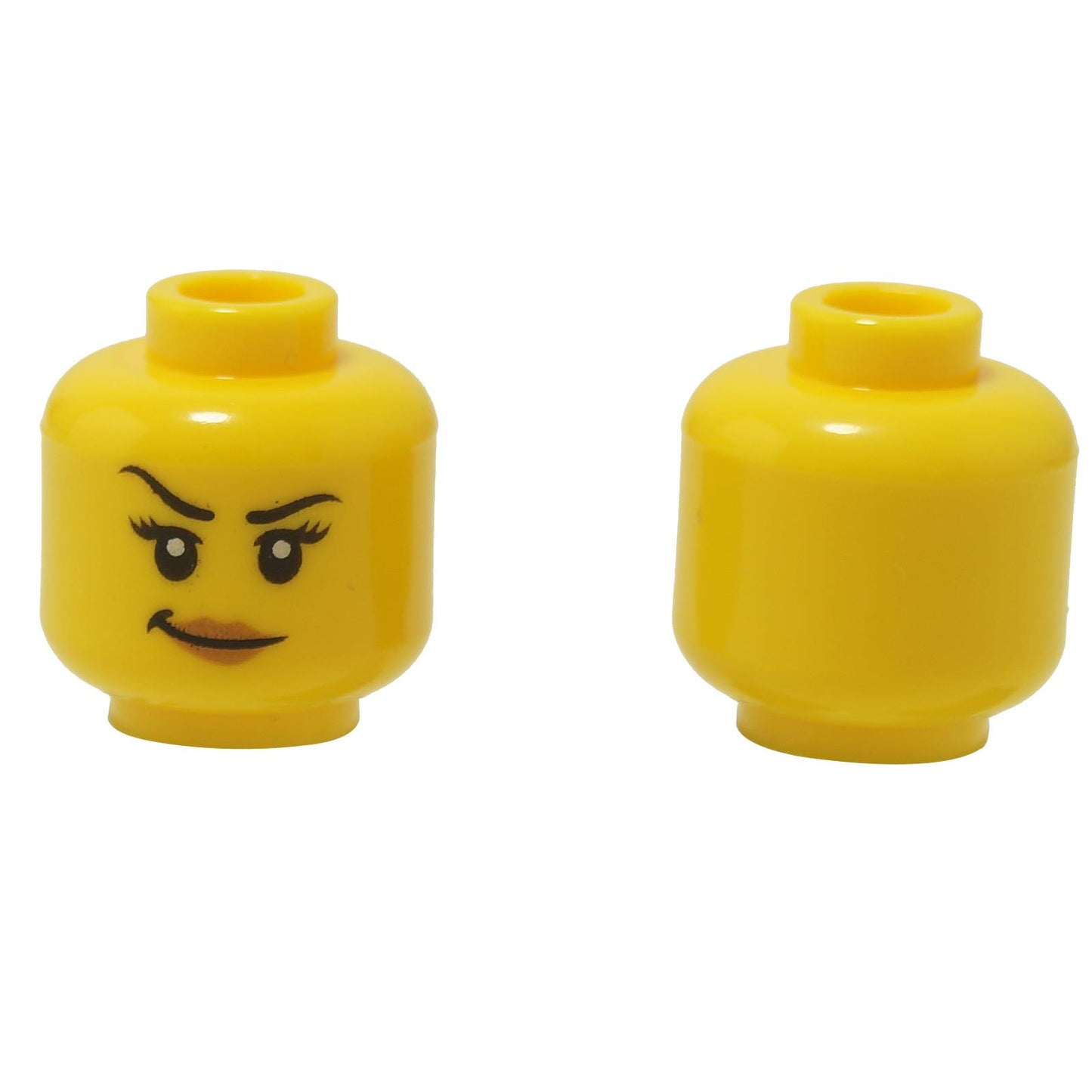 Vistas frontal y lateral alterna de la cabeza de minifigura femenina LEGO® (3626pb1746) en amarillo, que muestra una sonrisa confiada con cejas levantadas y largas pestañas de un lado, mientras que el reverso permanece liso.