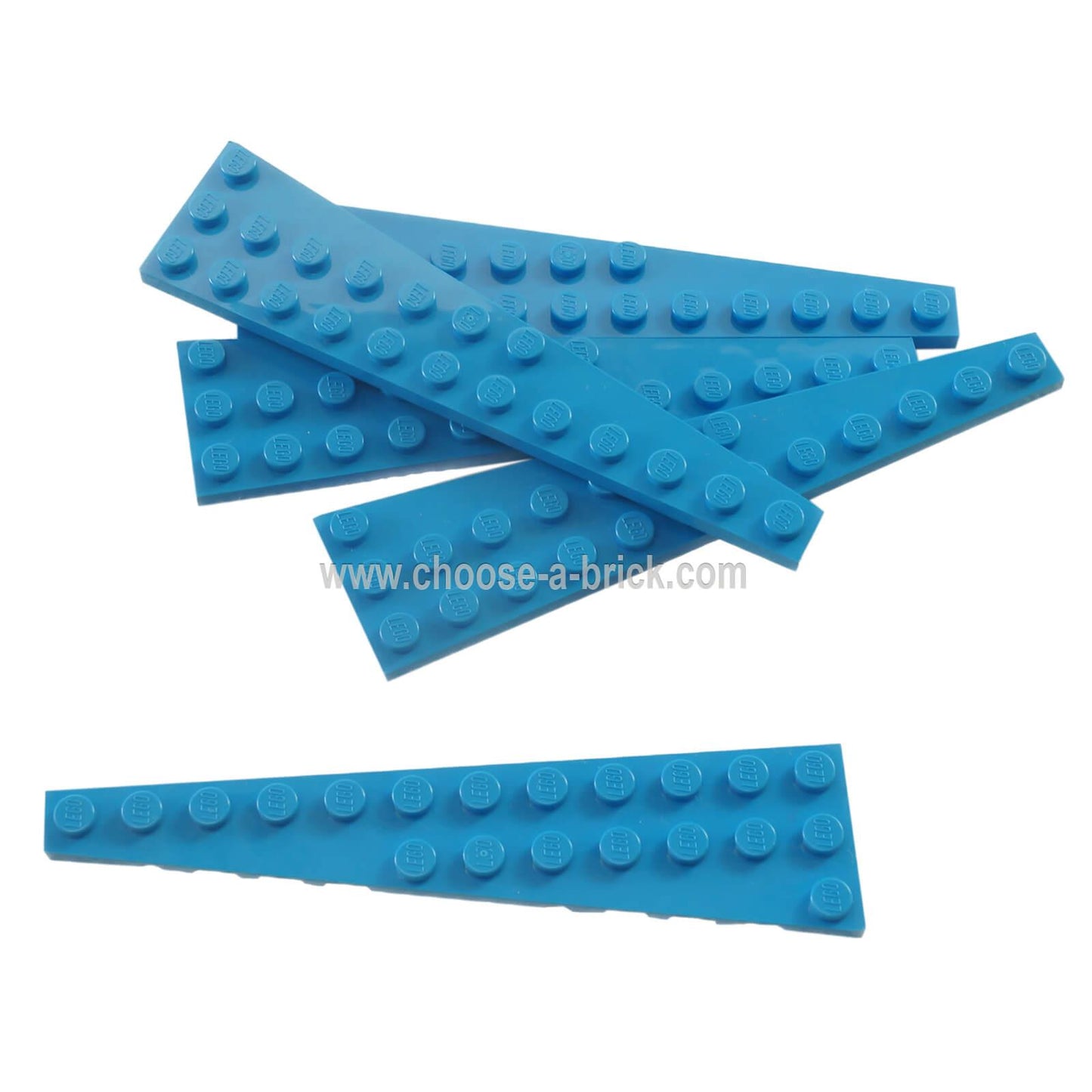 Grupo de piezas de placa cuña LEGO turquesa oscuro 12x3 derecha (47398) extendidas sobre un fondo blanco.