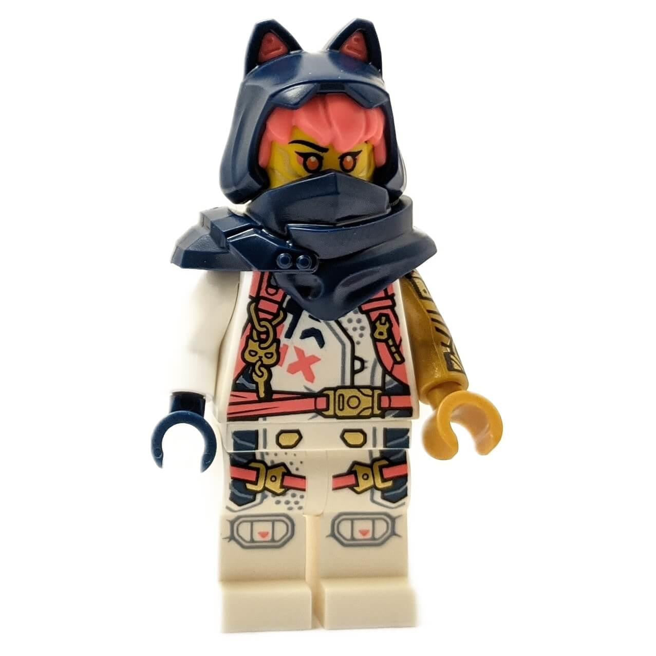 LEGO® NINJAGO Sora minifigura (njo820) sötétkék kapucnival, macska fülekkel, korall színű hajjal és egy fehér-korall színű versenykosztümben a Dragons Rising-ból