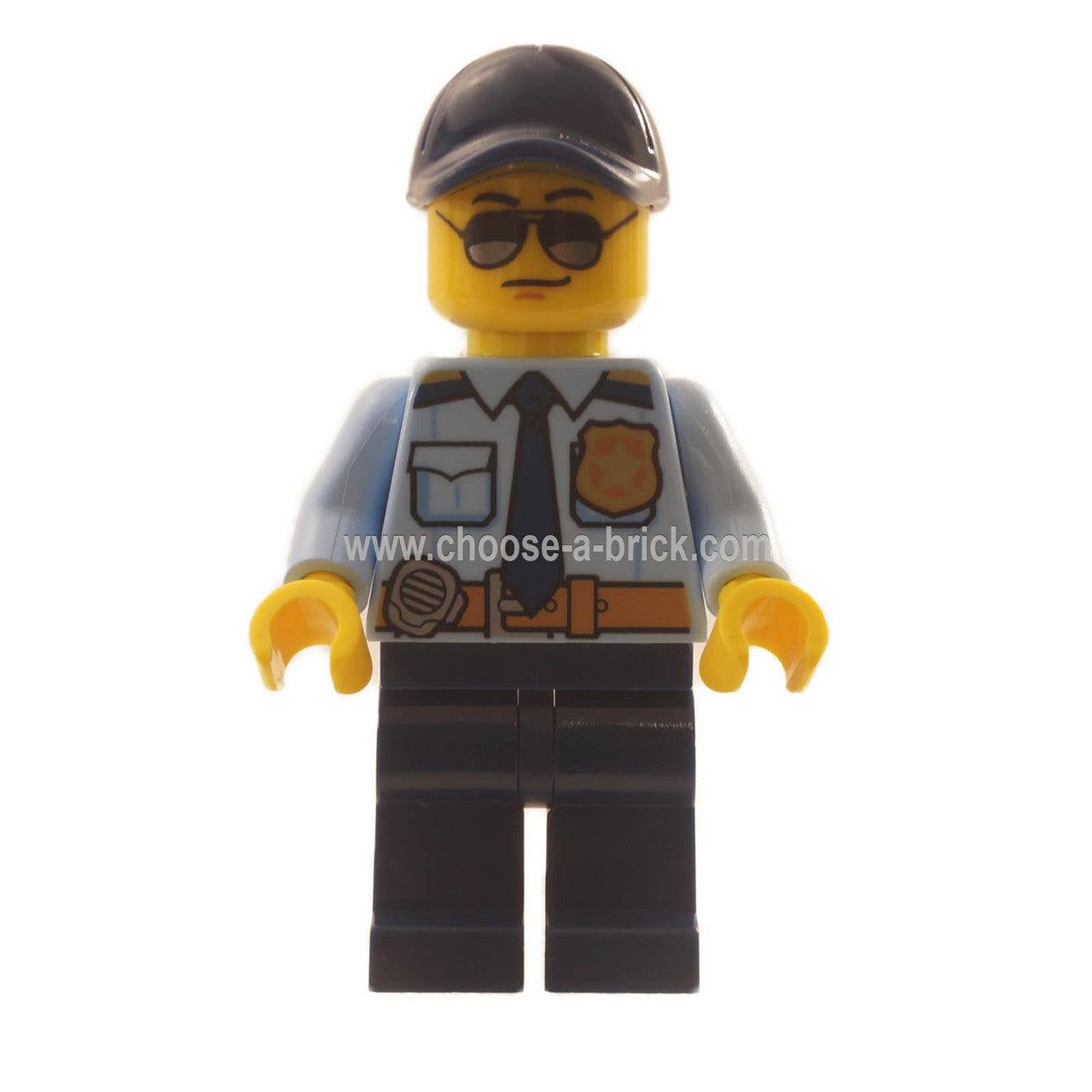 Policía - Oficial de la ciudad mujer, camisa azul claro brillante con placa y radio, piernas azul oscuro, gorra azul oscuro con coleta naranja oscuro, gafas de sol