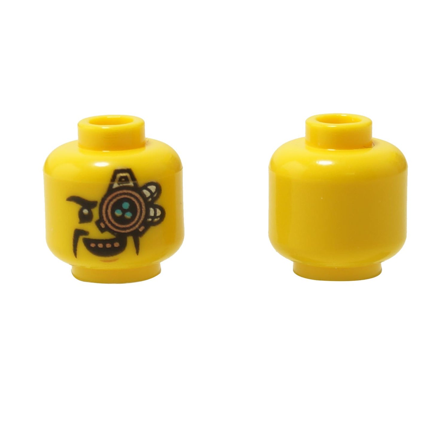 Visualizzazioni frontale e laterale alternative della testa del minifigure LEGO® (3626pb2757) in giallo, caratterizzata da un'espressione feroce con una dettagliata benda meccanica sugli occhi e denti metallici color rame.