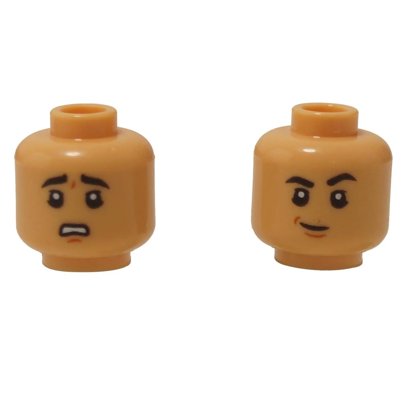Vistas frontal y lateral alterna de la cabeza de minifigura LEGO® (3626pb3657) que muestra dos expresiones: una sonrisa confiada de un lado y una cara asustada y preocupada del otro, impresa en una cabeza de color marrón medio.