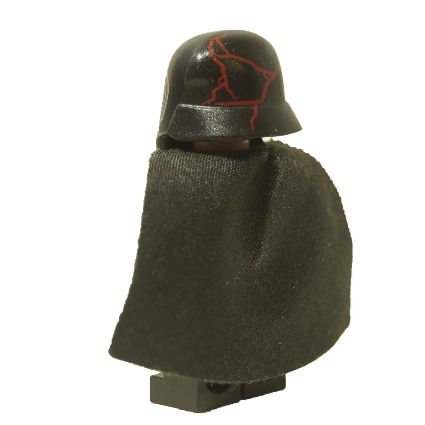 LEGO® Minifigura de Kylo Ren, Líder Supremo de Star Wars (sw1061), vista trasera que muestra capa negra y casco con detalles de grietas rojas.