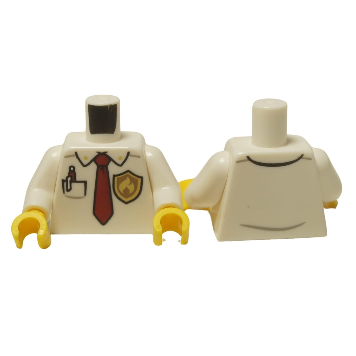 LEGO® City Fire Chief Torso (973pb4582c01), ukazující přední stranu bílého uniformního trička s červenou kravatou a zlatým hasičským odznakem.