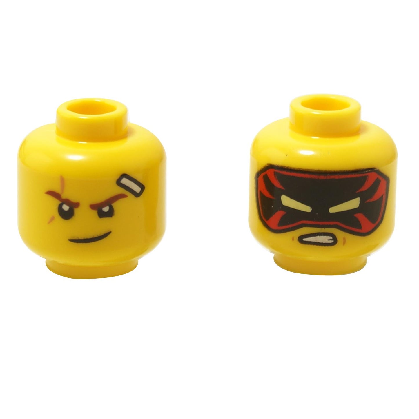 Dos cabezas de minifigura LEGO Kai amarillas que muestran expresiones duales: una sonriendo con una cicatriz y una venda, y la otra usando una máscara roja.