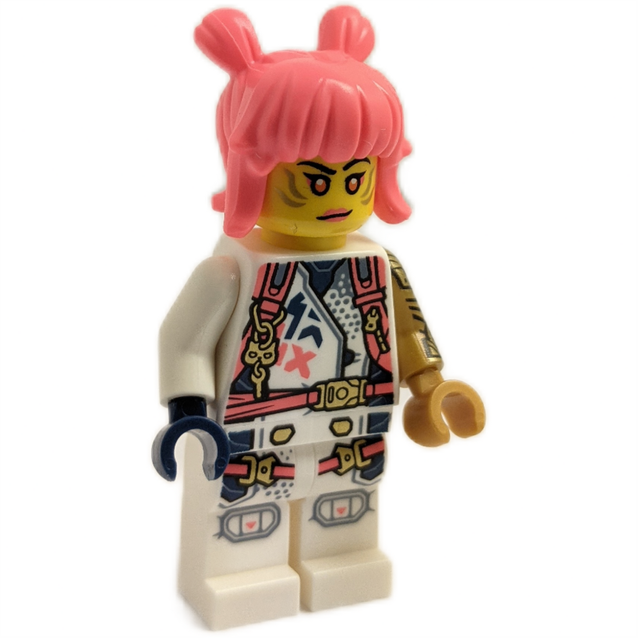 LEGO® NINJAGO Sora -minihahmo (njo845) vaaleanpunaisilla kaksoispunoksilla, yksityiskohtaisella valkoisella ja punaisella ninjakostuumilla sekä kultaisella mekaanisella kädellä Dragons Rising -sarjasta