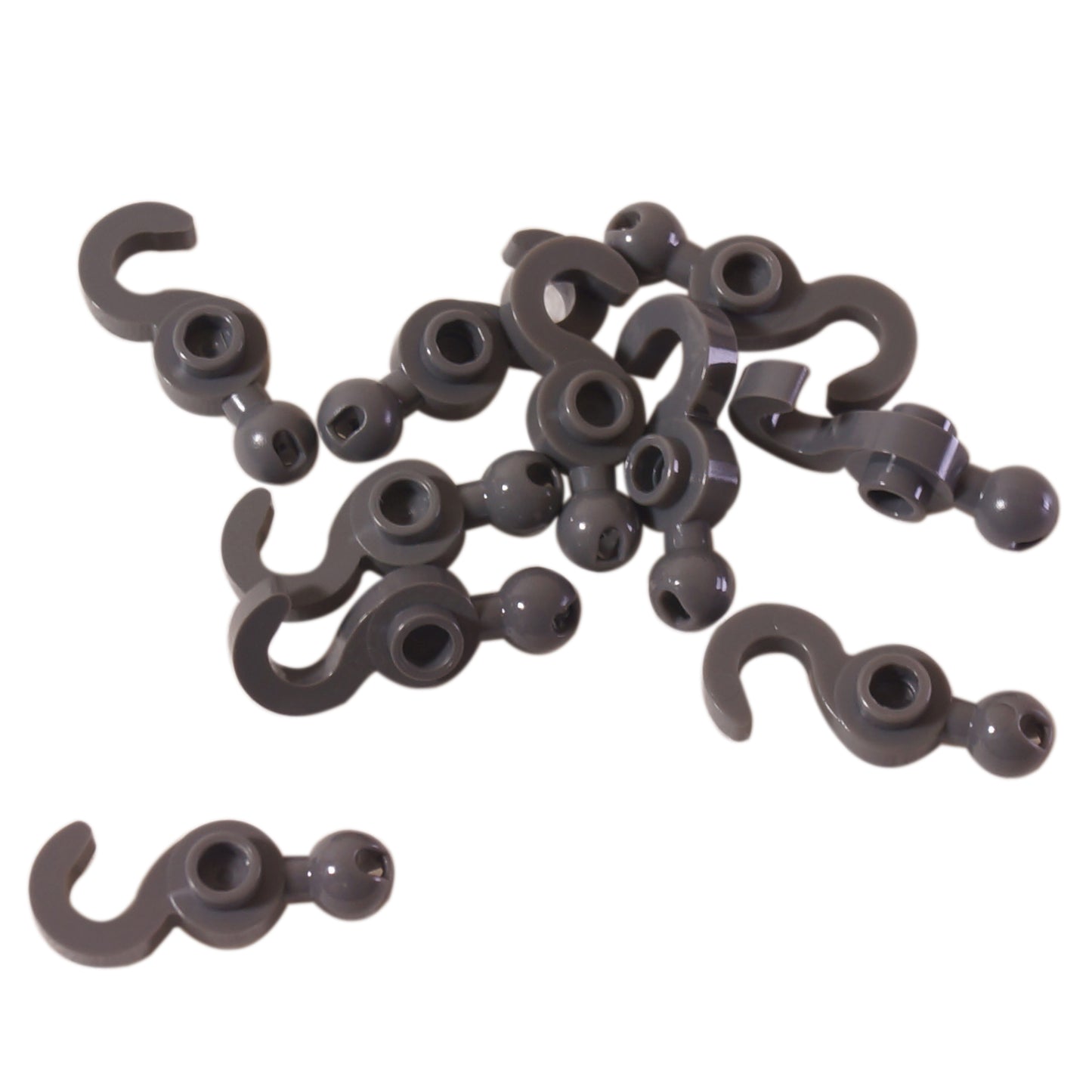 Pieza de gancho gris azulado oscuro con extremo de bola de remolque para conectar a construcciones de minifiguras y vehículos.