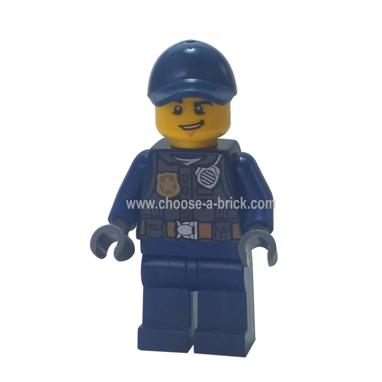 Policía sonríe con suficiencia, gorra azul