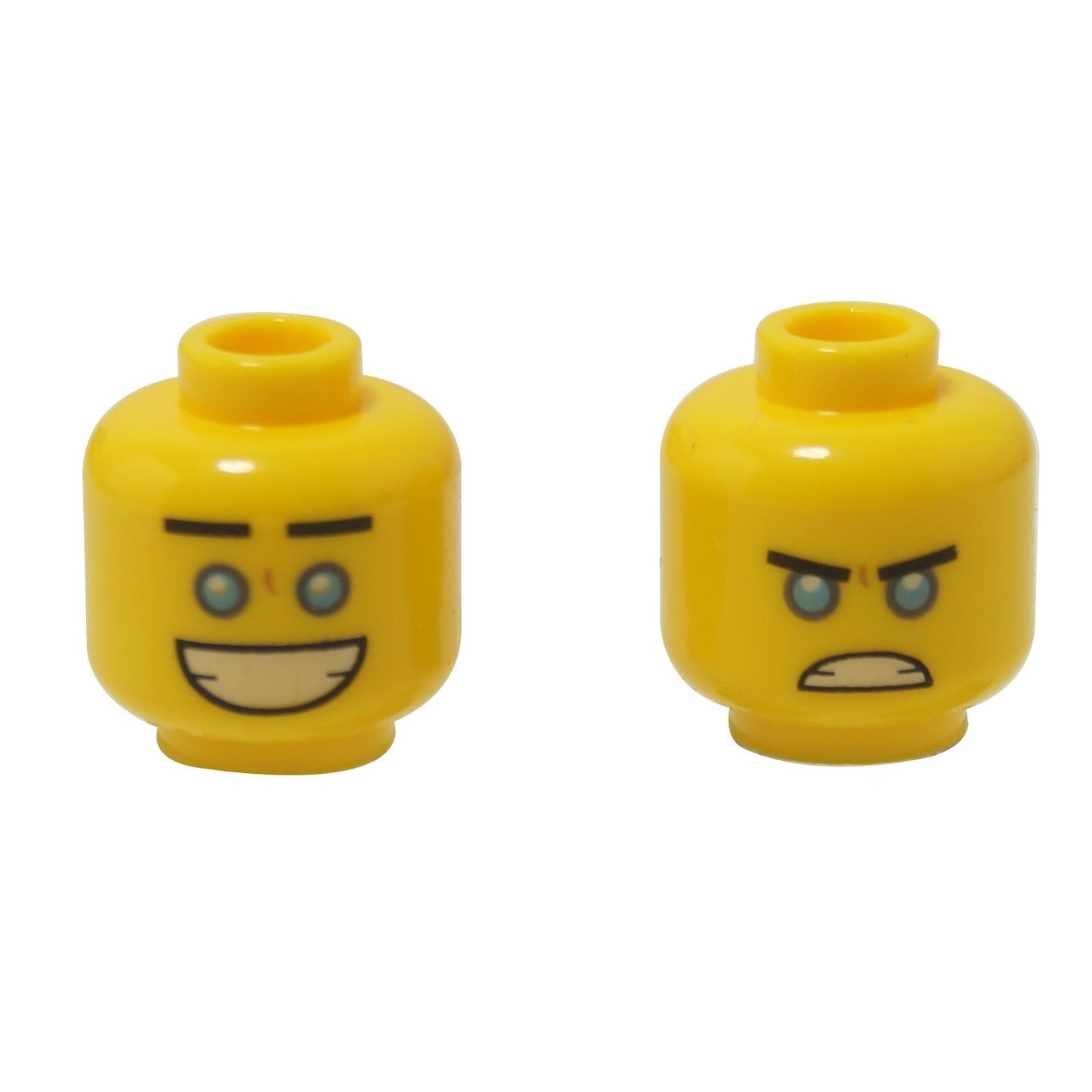 Vorder- und Seitenansichten des LEGO® doppelseitigen Minifigurenkopfes (3626pb1894) in Gelb, der zwei kontrastierende Ausdrücke zeigt: ein breites, glückliches Grinsen mit leuchtend blauen Augen und einen entschlossenen Gesichtsausdruck mit zusammengezogenen Augenbrauen.