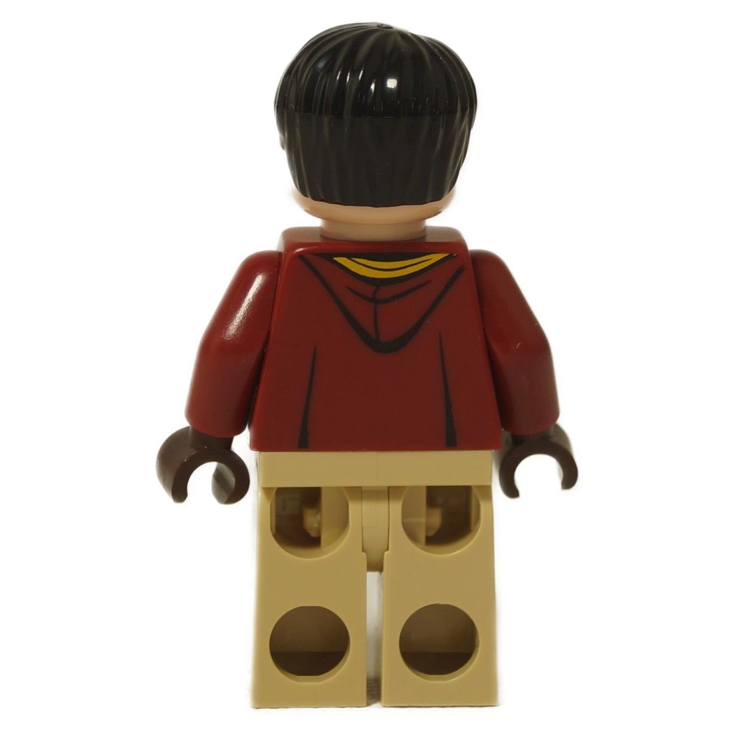 Minifigura de LEGO Harry Potter (hp518) en su uniforme de Quidditch de Gryffindor rojo oscuro con un emblema dorado, piernas beige, manos marrón oscuro y una expresión concentrada. Vista trasera.