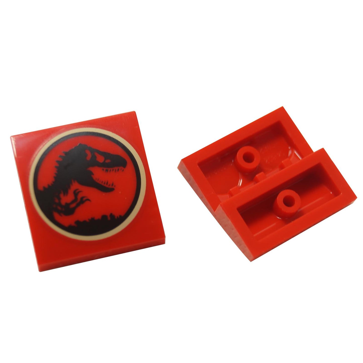 LEGO® Logo di Jurassic Park stampato su un pezzo curvo rosso, elemento inclinato decorato con emblema di dinosauro