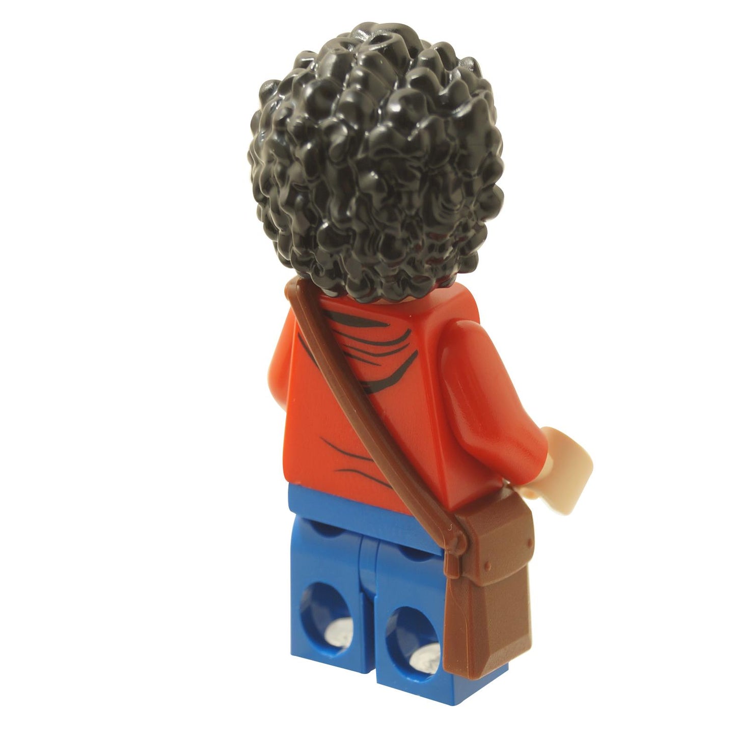 Vista trasera de Henry LEGO® minifigura de la película Minecraft (min217) del set 21272, mostrando la impresión en la parte trasera de la sudadera, cabello rizado y mochila marrón