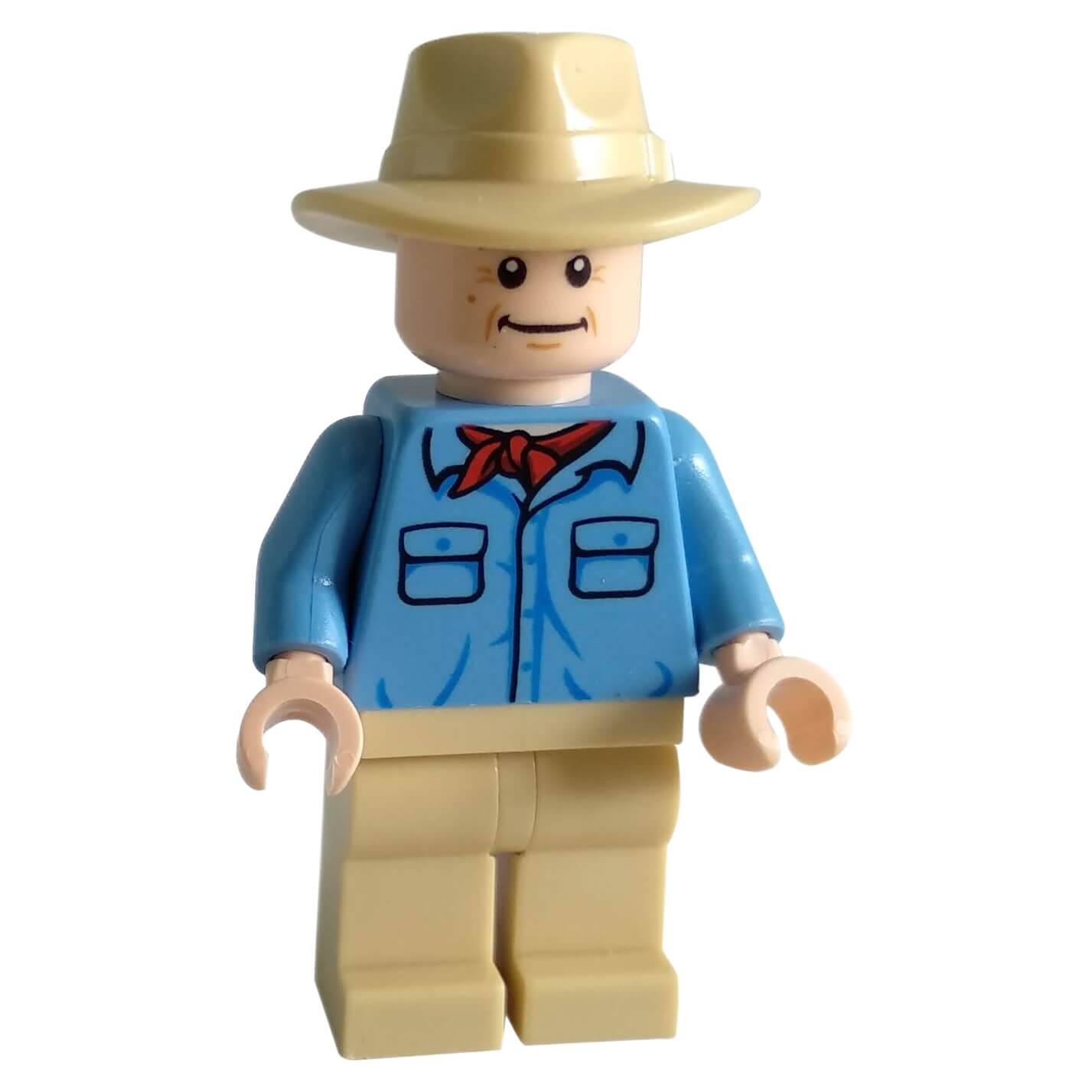 LEGO® Minifigurka Alana Granta (jw019) s modrou košilí, červeným šátkem, béžovými kalhotami a béžovým kloboukem s širokým okrajem z Jurassic Park setu 75932.