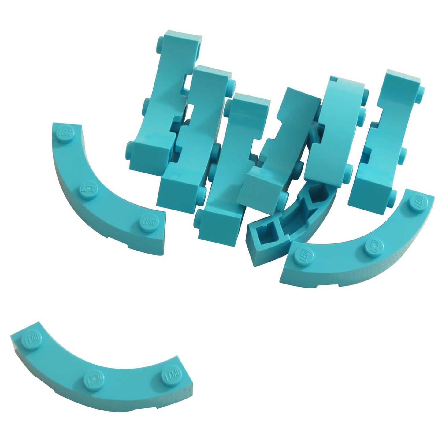 LEGO® Brick 48092 – Ronde Hoek 4 x 4 Macaroni Breed met 3 Studs in Medium Azuur (10x Nieuw), weergegeven op een witte achtergrond.