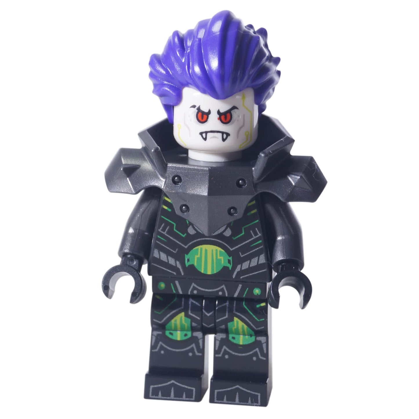 Minifigura de LEGO Nexo Knights Fred nex145 con cabello morado y armadura tecnológica oscura.