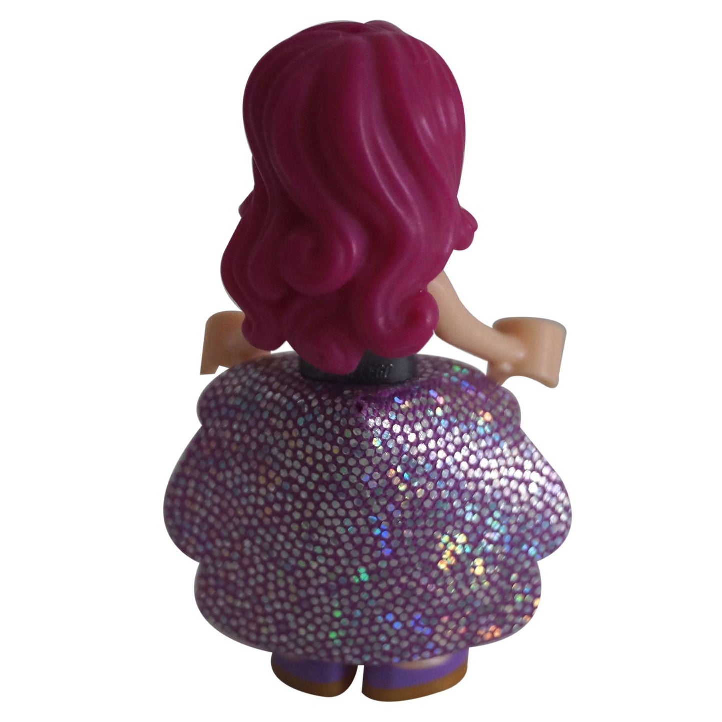 Mini muñeca LEGO Friends Livi frnd0120 con cabello rosa y atuendo dorado de escenario de pie, vista de perfil trasero.