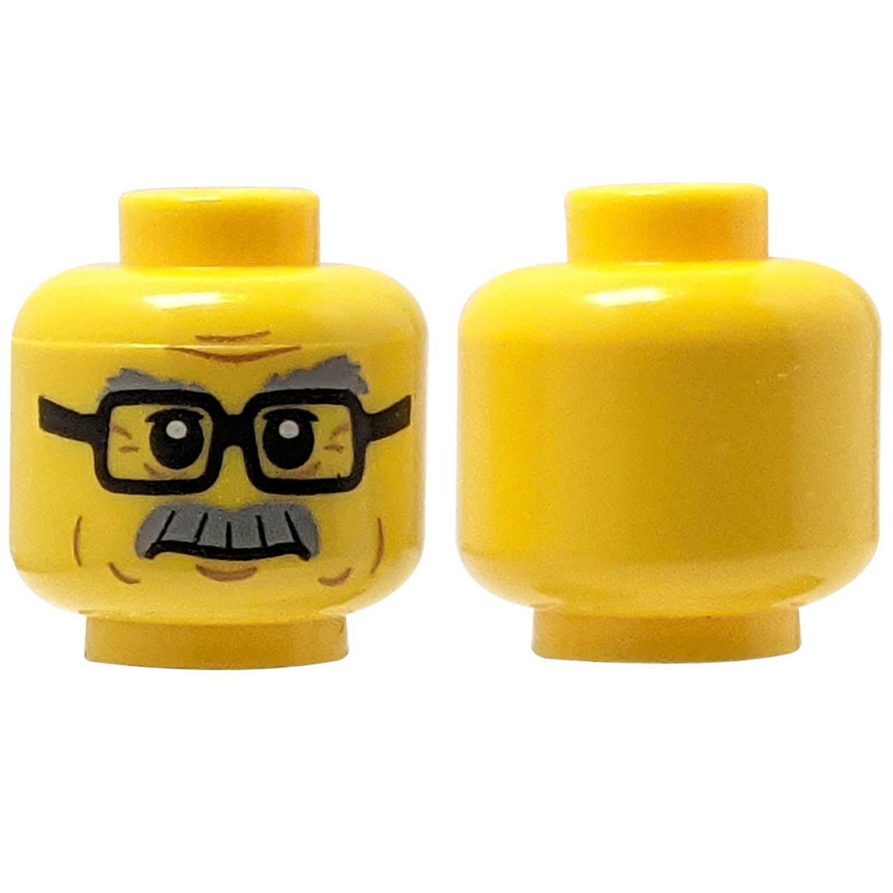 LEGO® Minifigurka Hlava (3626pb1566) s obdélníkovými brýlemi, šedými obočím, šedým knírem a tištěnými vráskami.