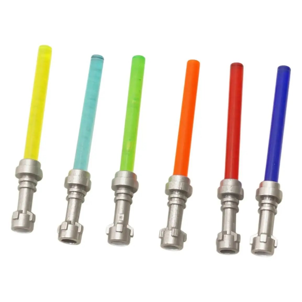 Juego de 6 sables de luz para minifiguras con empuñaduras de plata metálica en colores de hoja mezclados, ideales para exhibiciones de ciencia ficción