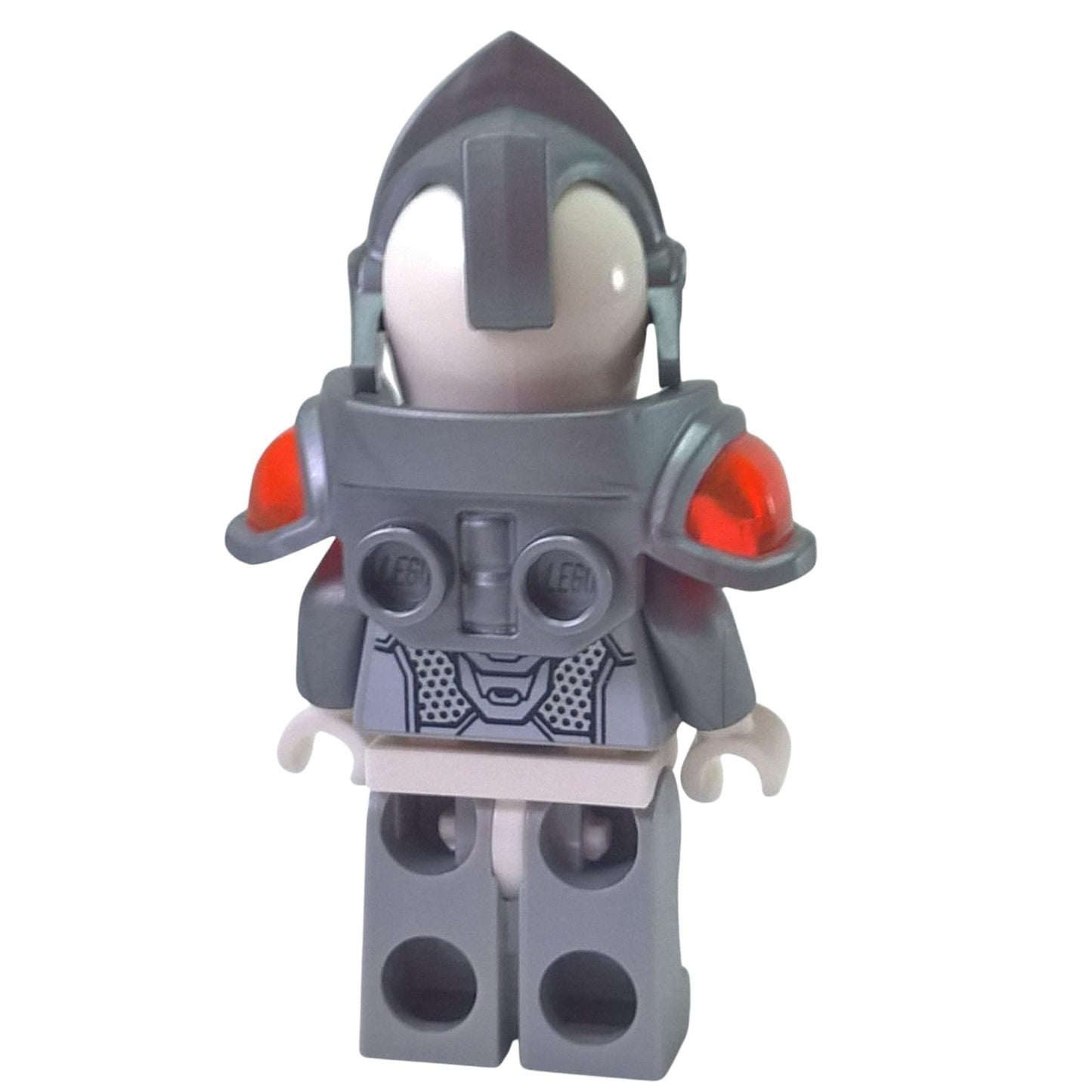 LEGO® NEXO KNIGHTS Lance Richmond 미니피겨 (nex001), 헬멧 안에서 윙크하는 얼굴과 함께 은색과 흰색의 완전한 갑옷을 착용하고 있습니다. 뒷면 보기.