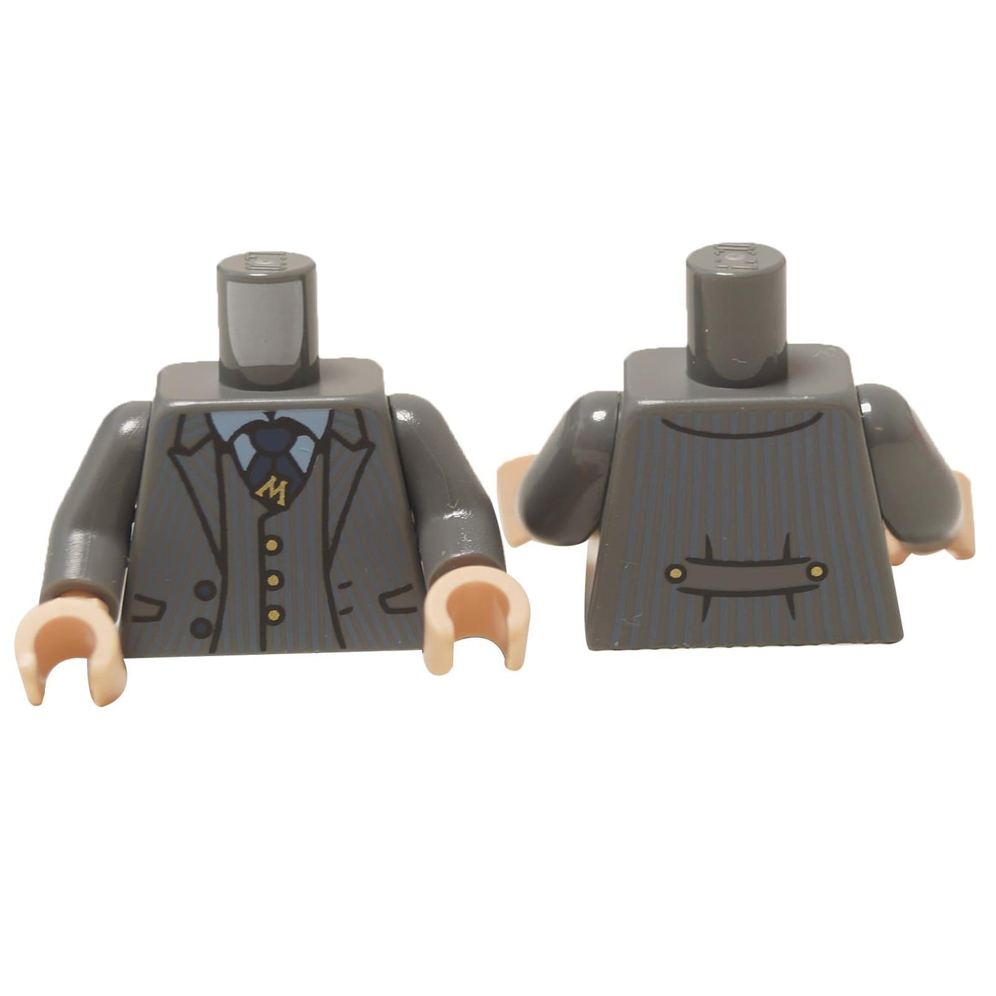LEGO® Torzo (973pb4898c01) s tmavě modrošedým proužkovaným oblekem a zlatou kravatovou sponou s písmenem 'M', zobrazující detaily přední a zadní strany.