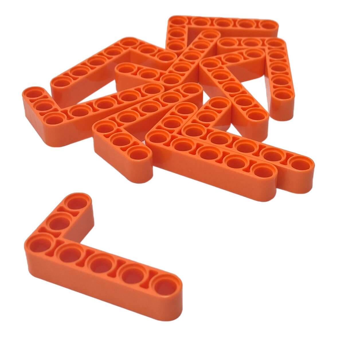 10 LEGO Technic Modified L-Shape Thick Liftarm 3 x 5 arancioni (Parte 32526), che mostra la sua robusta forma a L e i molteplici fori per perni per forti connessioni angolari.