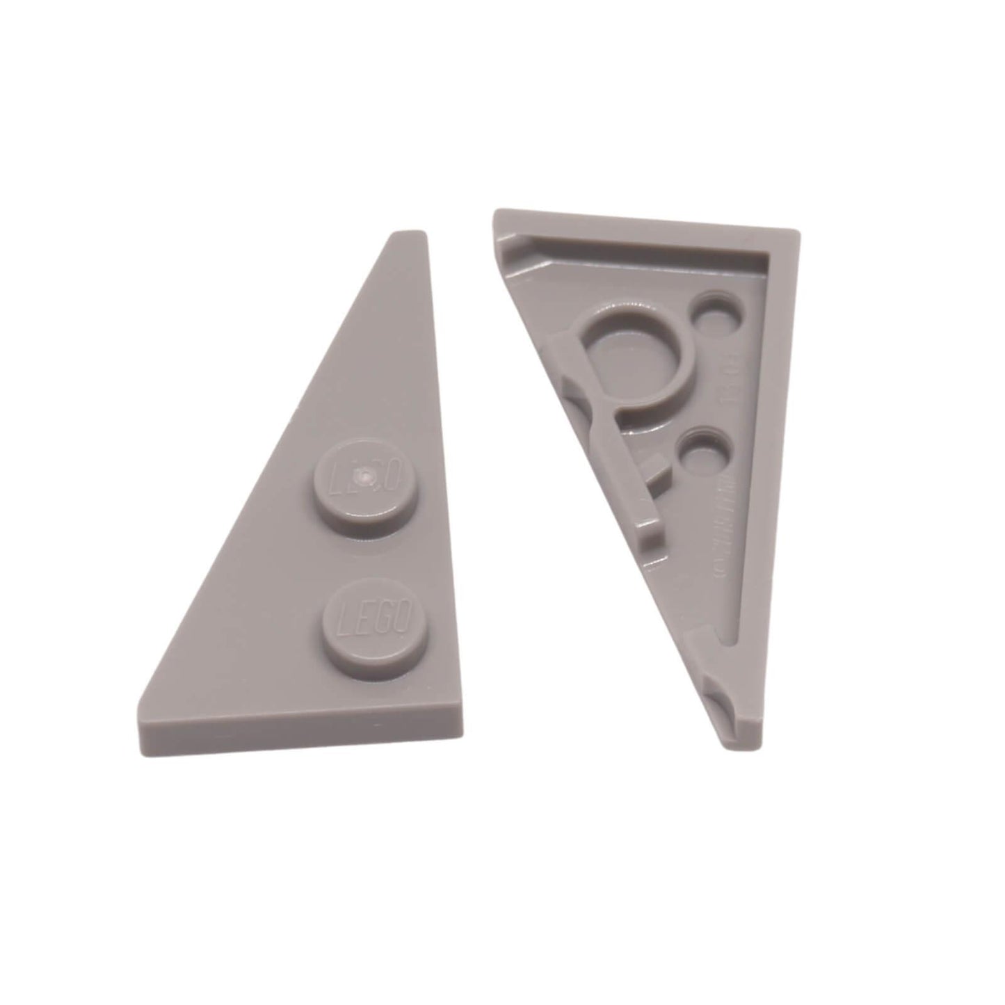LEGO® Płytka klinowa 4 x 2 lewa, spiczasta (część 65429) w kolorze jasnoniebieskim, używana do ostrych kątów, frontów pojazdów i szczegółowego kształtowania
