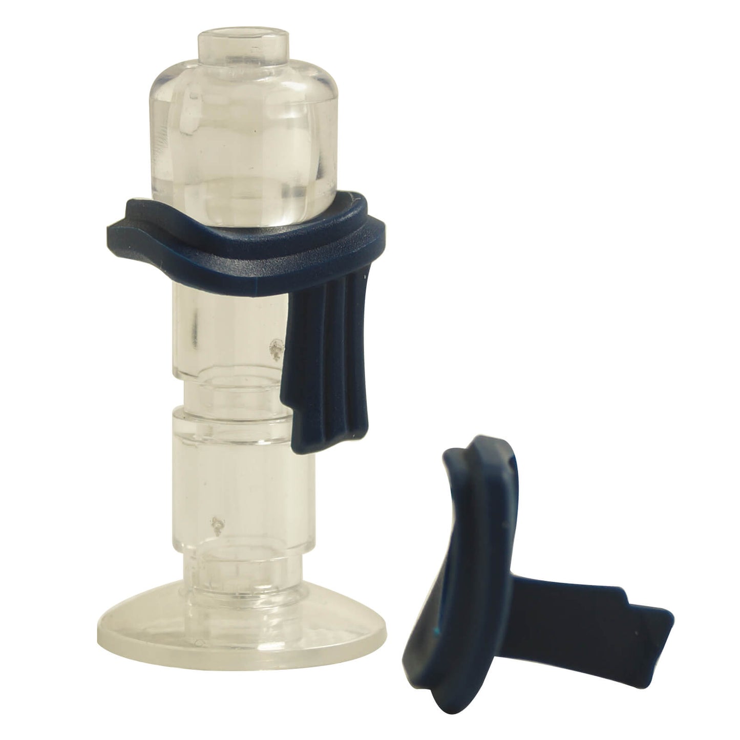 Écharpe longue enroulée LEGO® bleu foncé 25376 présentée sur un support transparent.