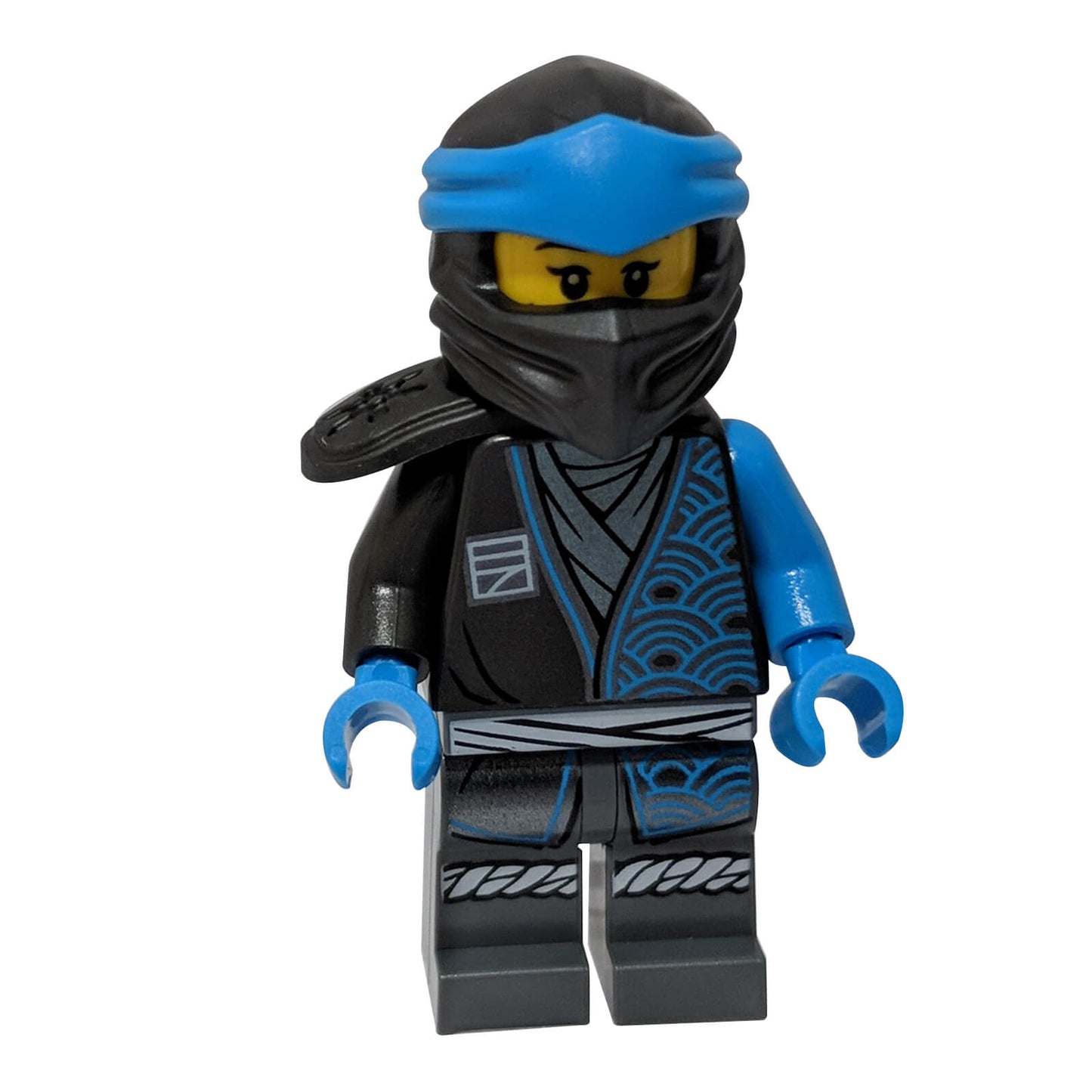 Minifigurka Nya Core z LEGO NINJAGO s tmavě modrým ninja oblekem, černou ramenní zbrojí a modrým čelenkou