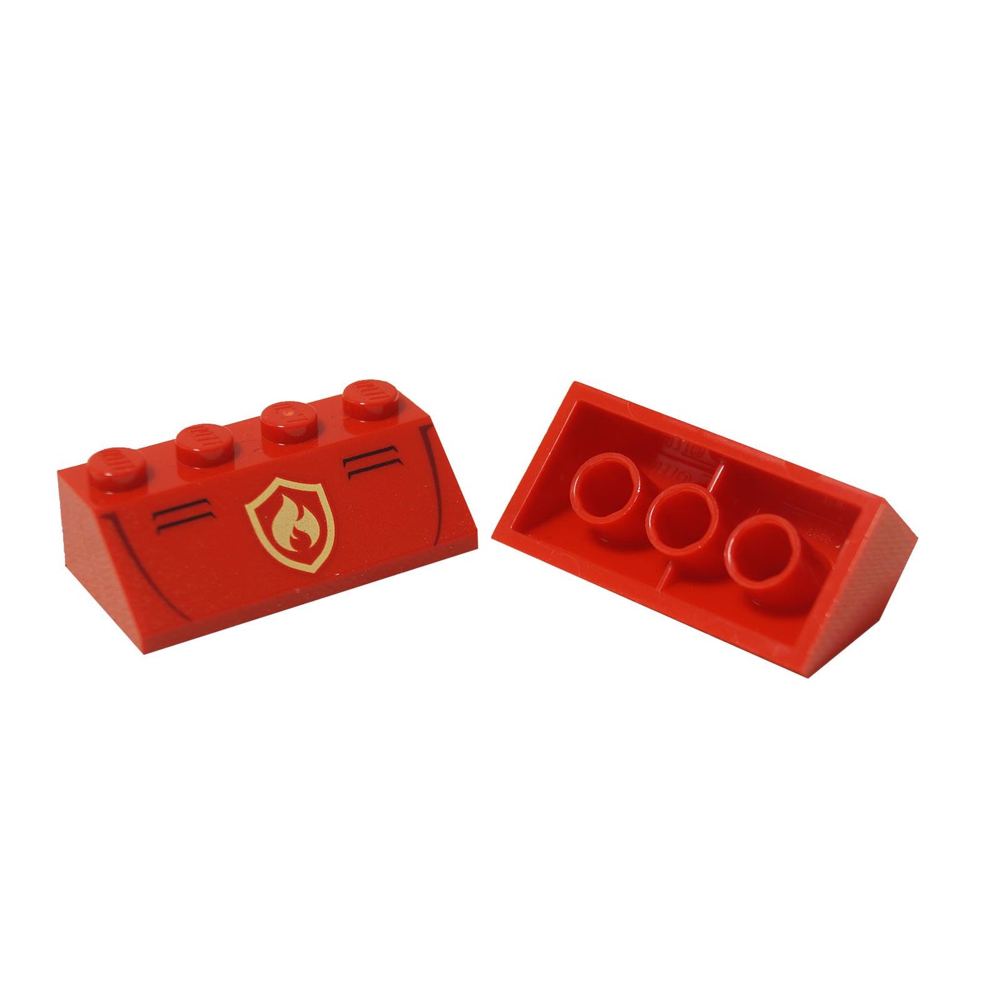Eine rote LEGO® Schräge 2x4 (Teil 3037pb051) mit einem bedruckten goldenen Schild und Flammenlogo sowie schwarzen Stoßstangenlinien.