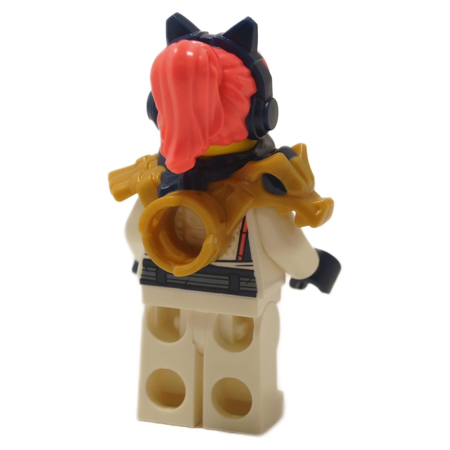 Minifigura Sora NINJAGO vista trasera mostrando cabello rojo, auriculares, armadura de hombro dorada y estampado en la parte posterior del traje