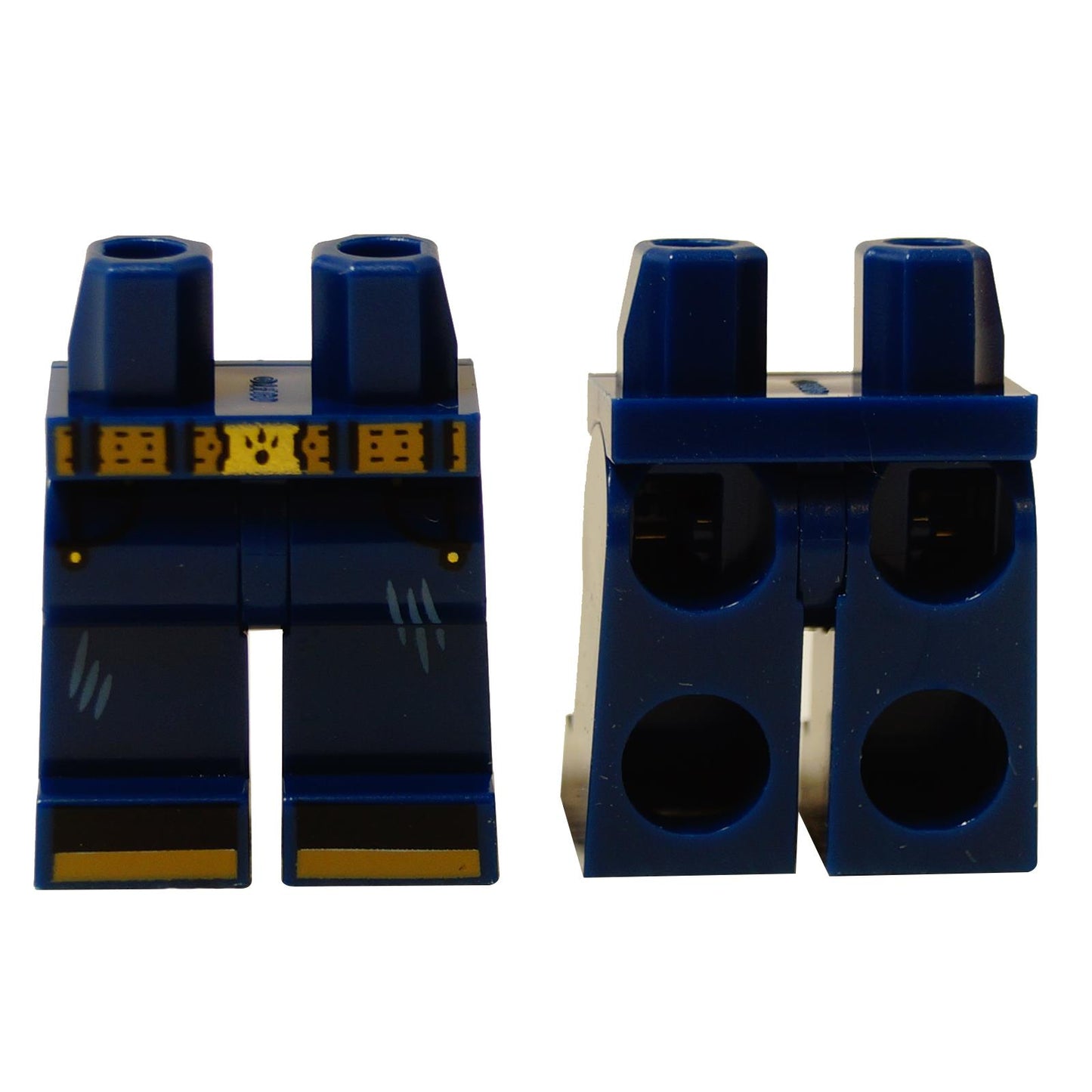 Caderas y piernas de minifigura LEGO® con patrón de armadura de la Tribu Lobo en azul oscuro con cinturón dorado y marcas de garras (970c00pb1704), vista frontal y trasera.