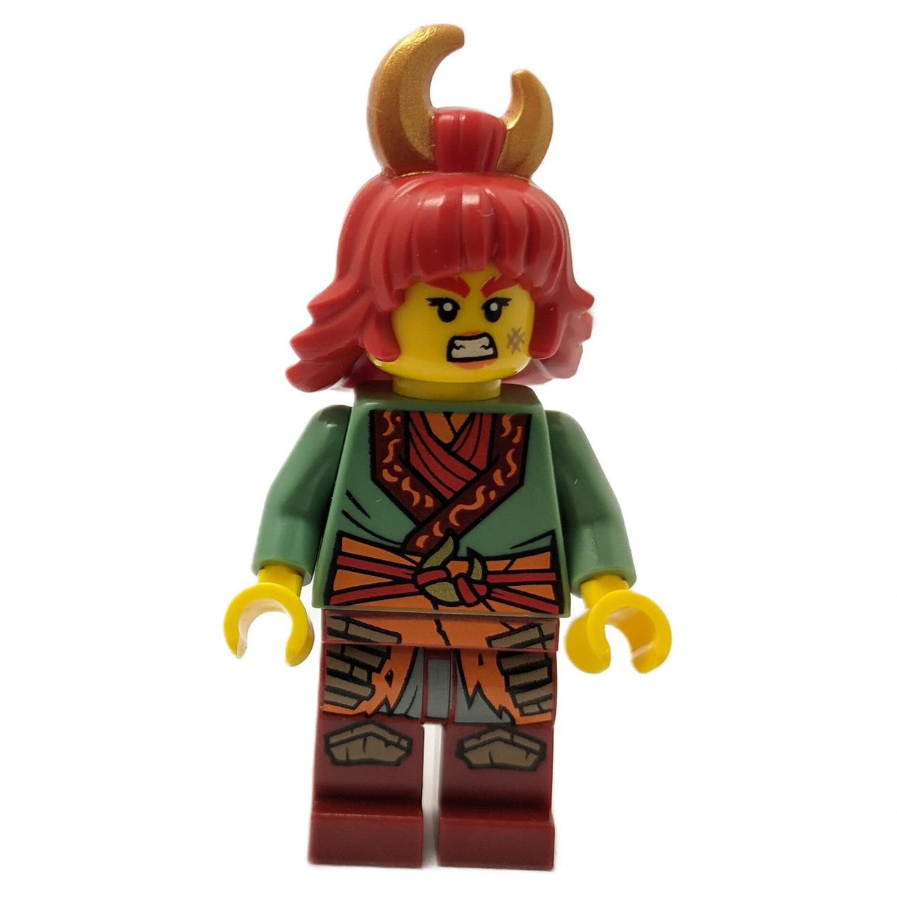 ®ليغو NINJAGO وايلدفاير ميني فيغور (NJO823) مع شعر لهب أحمر، وقرون ذهبية، وزي قبلي أخضر وبرتقالي، وتعبير وجه شرس.