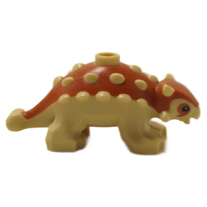Baby Ankylosaurus Dinosaurfigur mit dunkelorangefarbenen Rückendetails und passenden Augen, kleines geformtes Kreaturenteil, Seitenansicht.