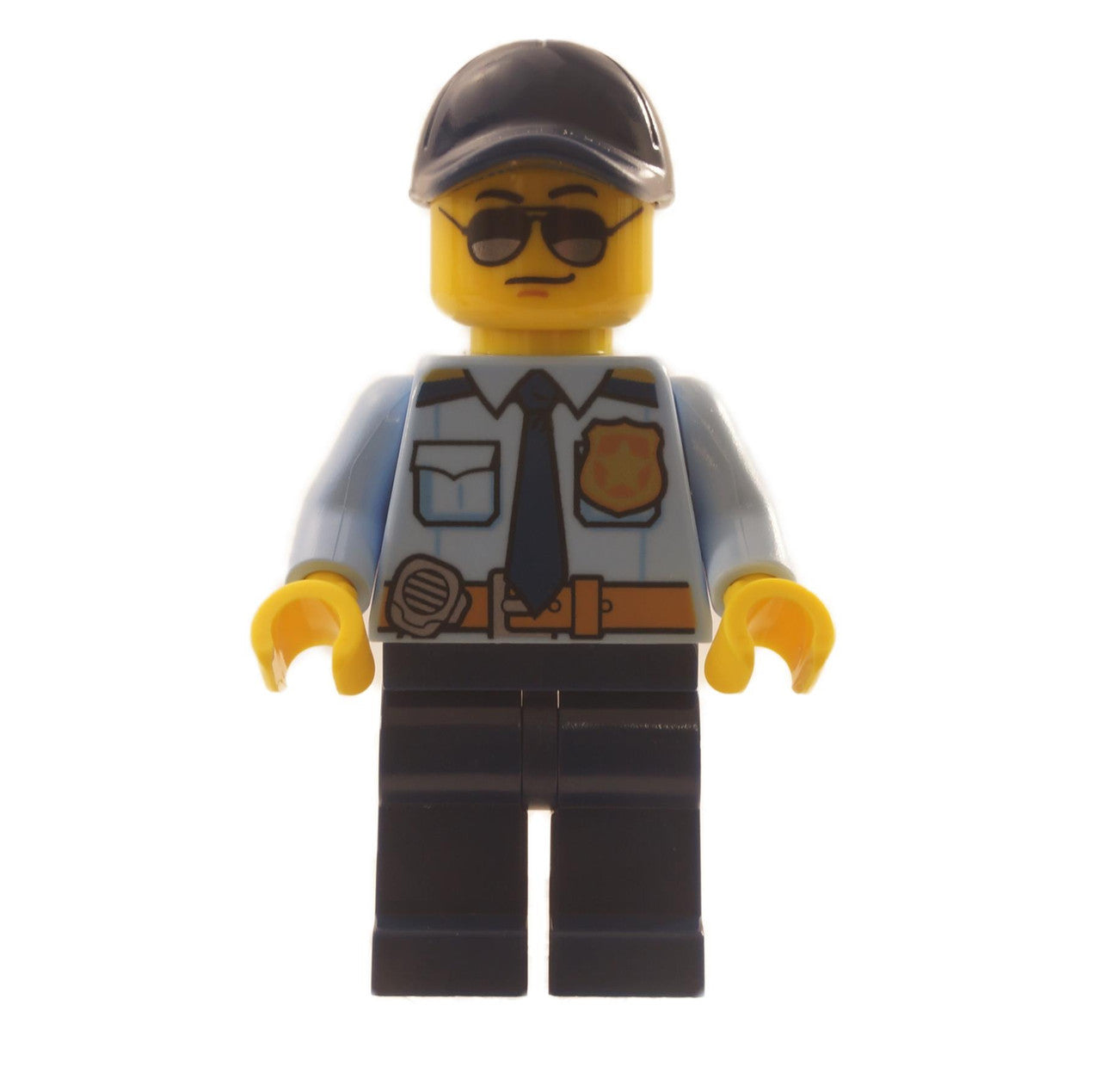 Policía - Oficial de la ciudad mujer, camisa azul claro brillante con placa y radio, piernas azul oscuro, gorra azul oscuro con coleta naranja oscuro, gafas de sol 
