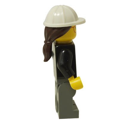 LEGO Rakennusinsinööri minifiguurin sivunäkymä, jossa näkyy tummanruskea poninhäntä valkoisen kypärän alta.