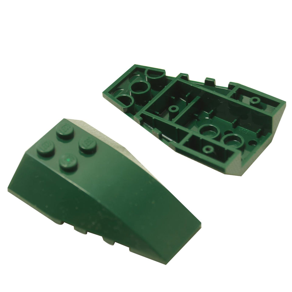 Deux pièces LEGO Wedge 6x4 Triple Curved vert foncé (43712) montrées de face (avec tenons) et de dos (creux).