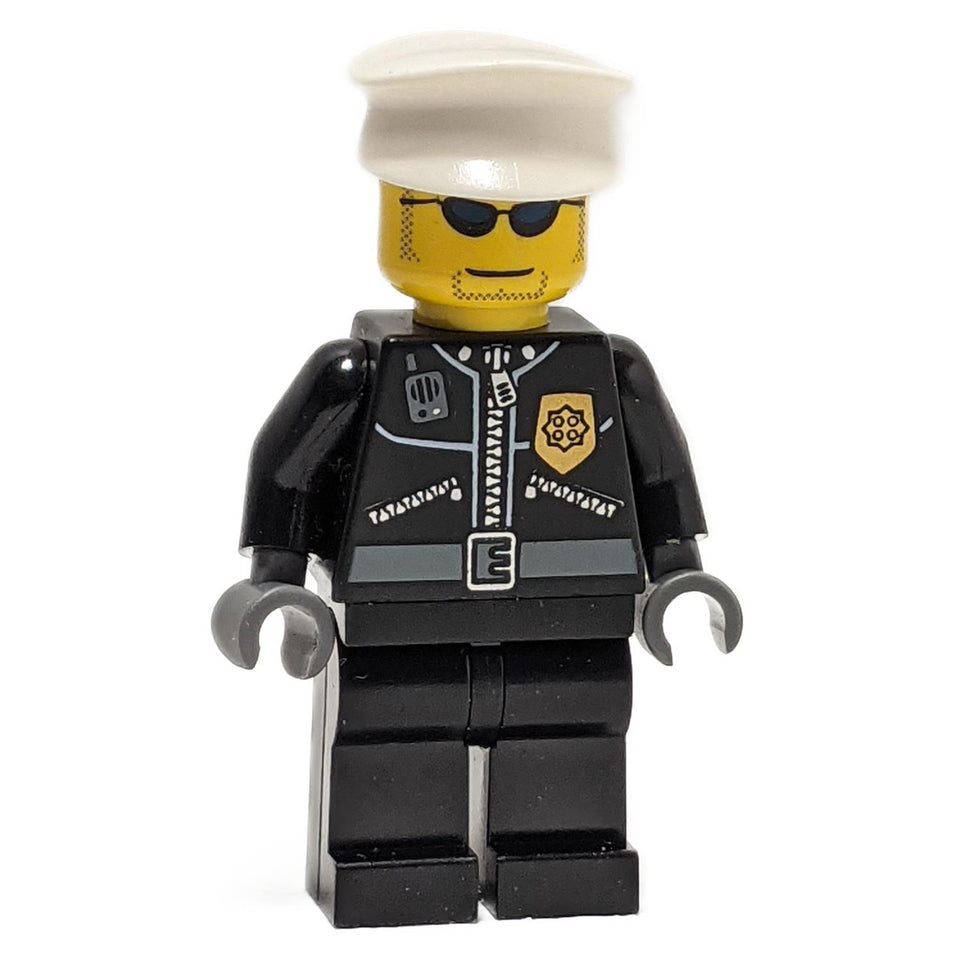Policía con Sombrero Blanco y Chaqueta de Cuero 