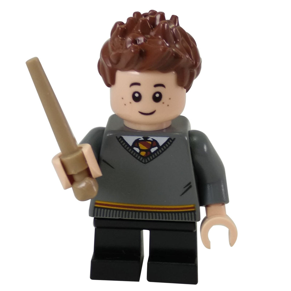 LEGO® Minifigurka Seamusa Finnigana™ (hp141) trzymająca brązową różdżkę, ubrana w szary mundur Gryffindoru z nadrukowanym krawatem i herbem.