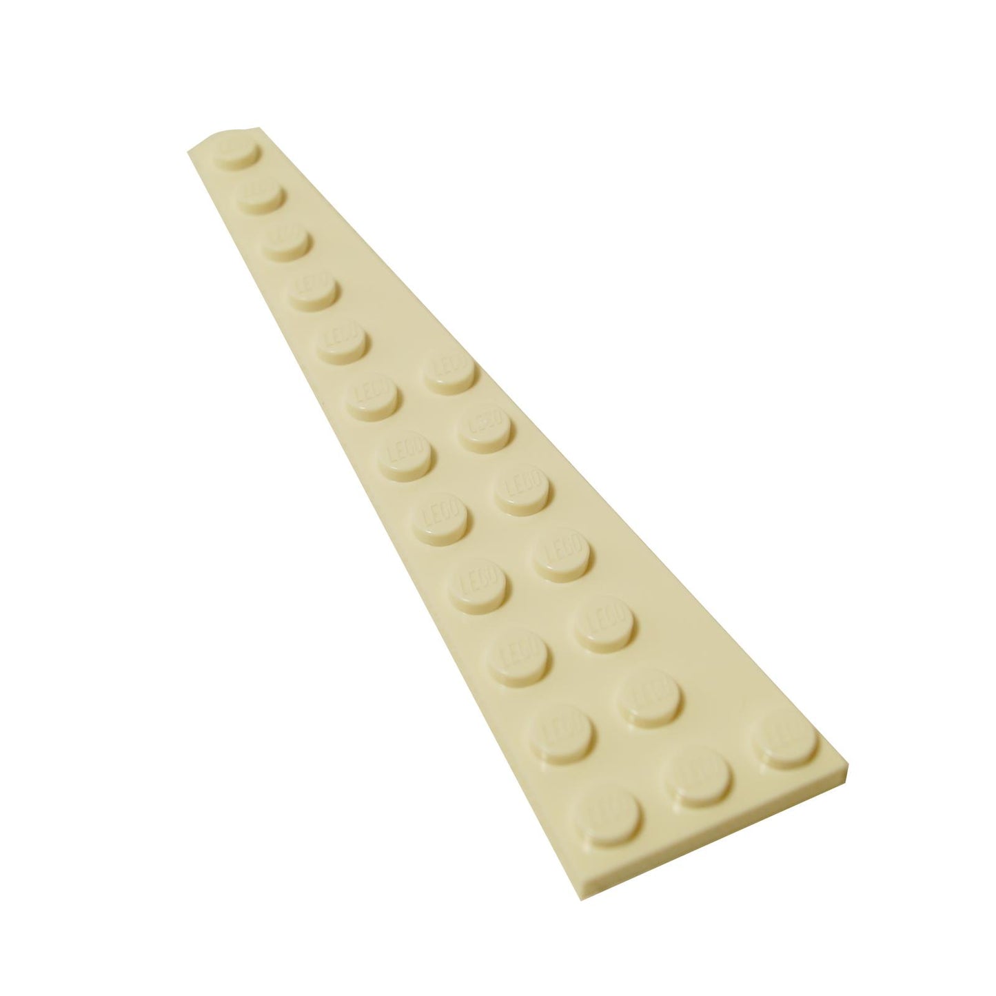 Una sola pieza de placa cuña LEGO blanca 12x3 derecha (47398) inclinada ligeramente hacia arriba.