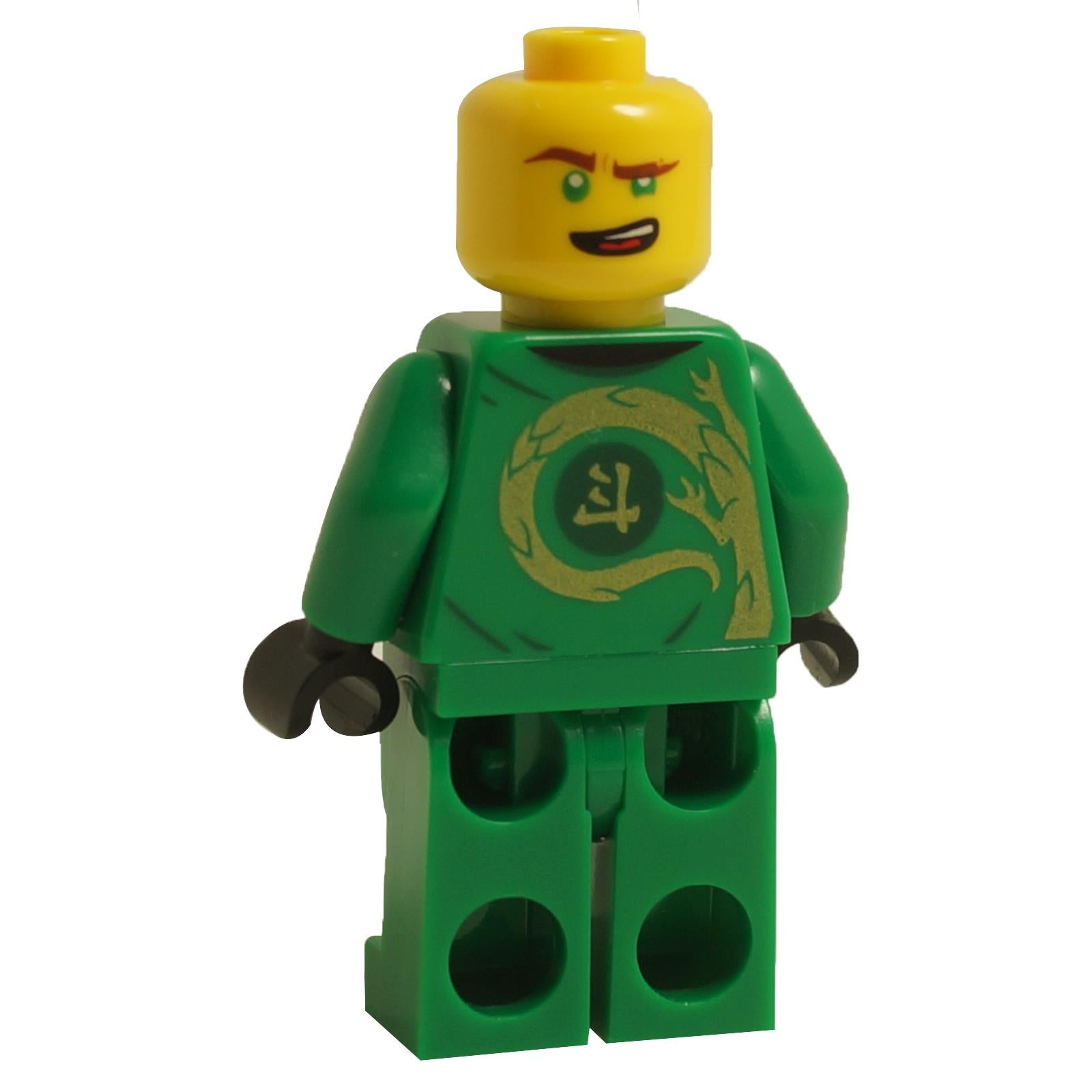 LEGO Ninjago Lloyd Minifigur njo0708 in seinem grünen Legacy-Gi mit einem goldenen Drachenmuster ohne Kapuze und mit schüchterner Miene. Vorderansicht.