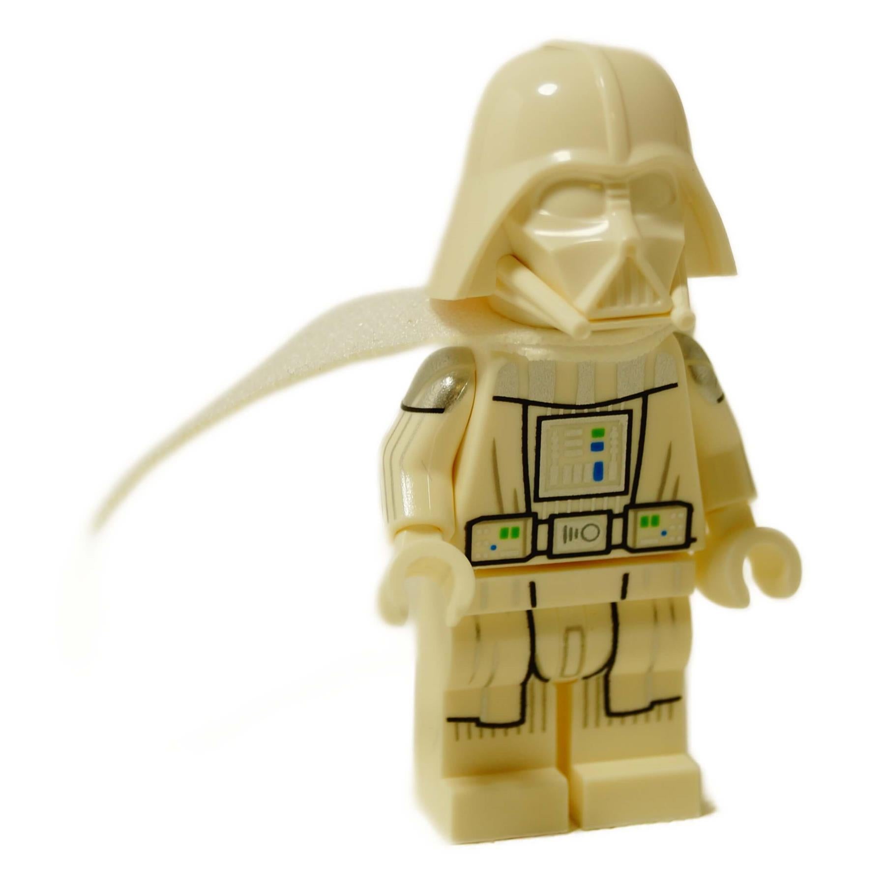 Vista frontal en ángulo de la minifigura LEGO Jedi Vader con túnica blanca y casco