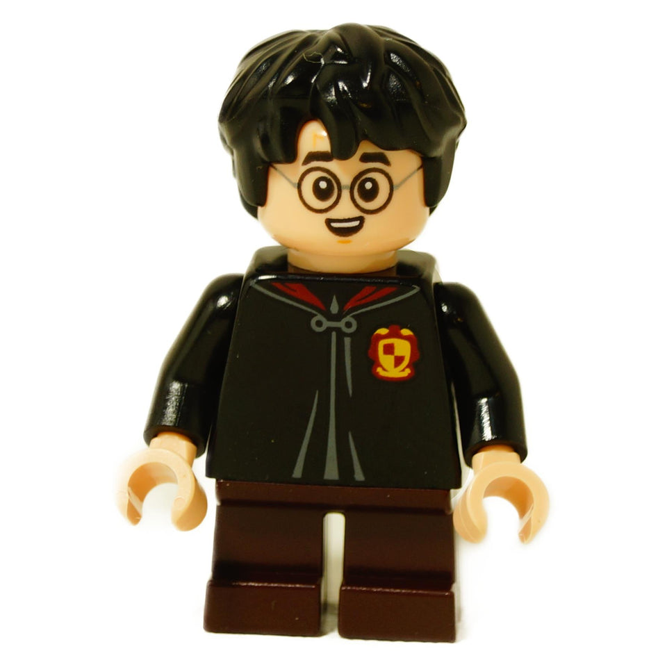 Vista frontal del minifigura de LEGO Harry Potter (hp247) en una túnica negra de Hogwarts con el emblema de Gryffindor y piernas marrones.