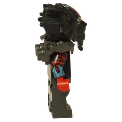 Vista lateral de la minifigura LEGO® NINJAGO® Lord Ras (njo0893) mostrando la impresión de brazos en rojo y azul y detallada armadura de hombro con picos.