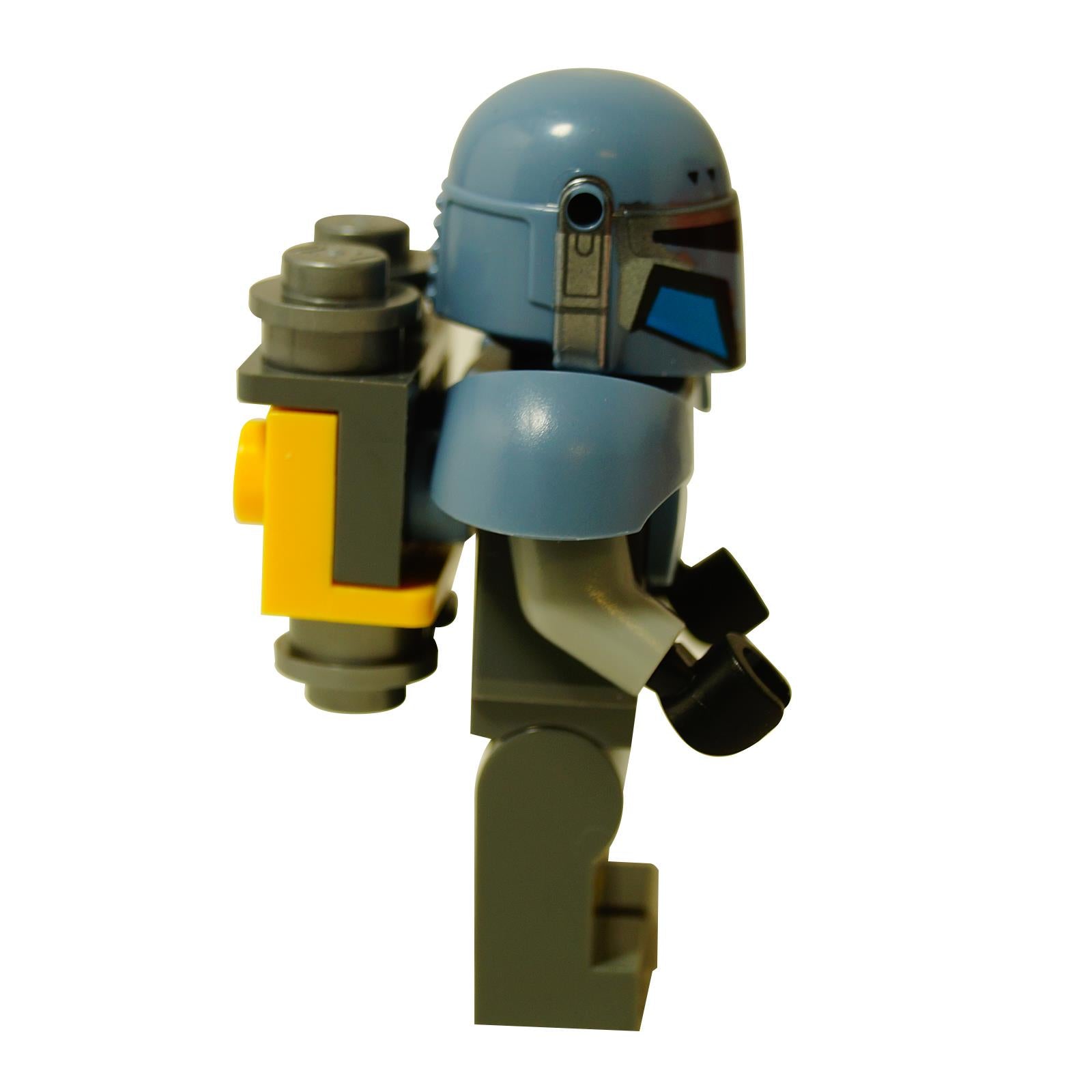 Vista lateral del minifigura de LEGO Paz Vizsla con armadura azul, traje interior gris y jetpack gris y amarillo adjunto.