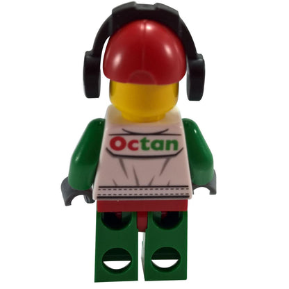 Mekanik Kereta Lumba, Sut Lumba Putih dengan Logo Octan, Topi Merah dengan Lubang, Fon Kepala, Senyum Sinis dan Janggut Jarang 