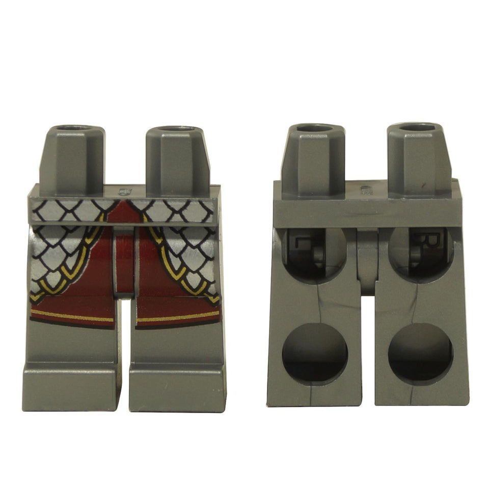 Piernas de minifigura LEGO® en plata mate con placas de armadura y estampado de capa roja oscura, pieza detallada de la parte inferior del cuerpo
